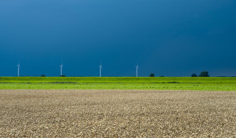 Windmolen tegen blauwe lucht_fotograaf Rob Poelenjee.